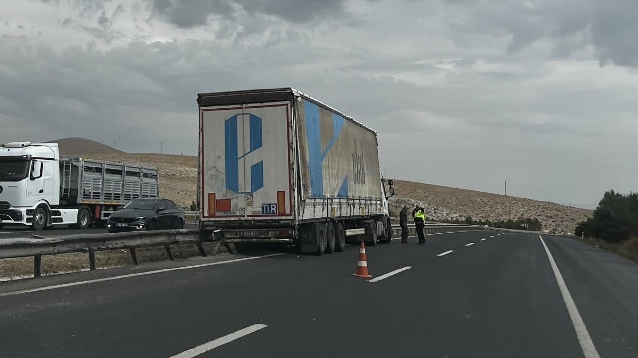 Sivrihisar’da tır bariyerlere çarptı: Şans eseri yaralanan olmadı