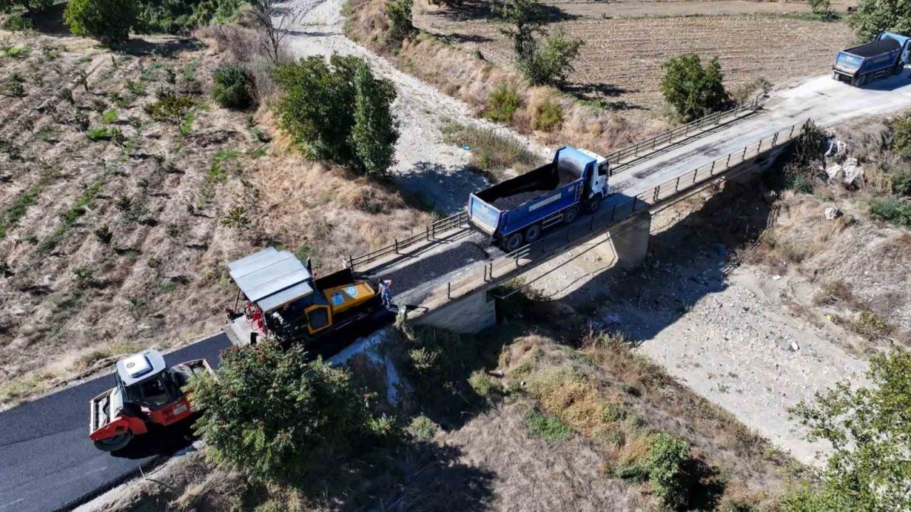 Manisa Büyükşehir, Sarıgöl’de 6 kilometrelik yolu sıcak asfaltla buluşturuyor