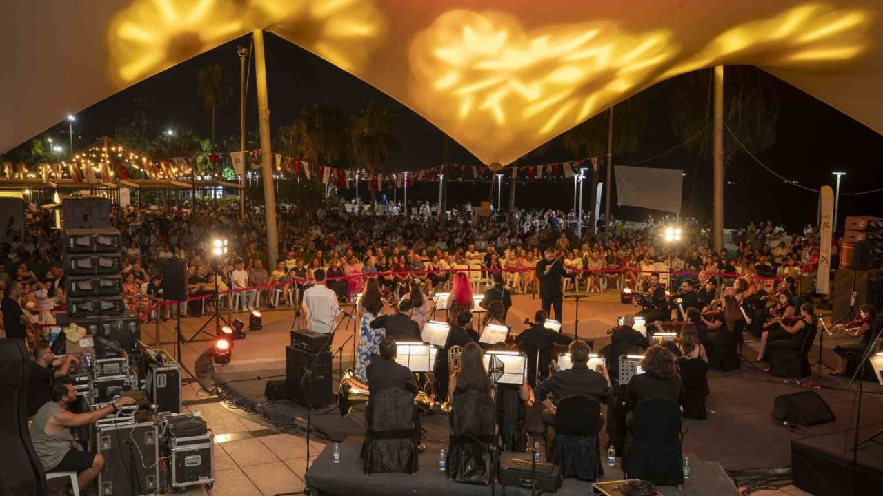 Mersin Kent Orkestrası yeni sanat sezonunu yakamoz eşliğinde açtı