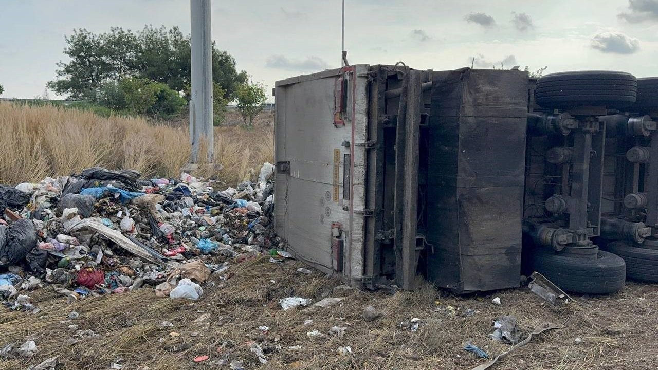 Adana’da atık yüklü tır devrildi: Sürücü yaralandı