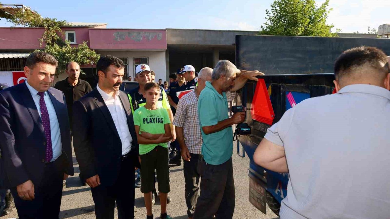 Kahta’da trafik güvenliği için çiftçilere reflektör dağıtıldı