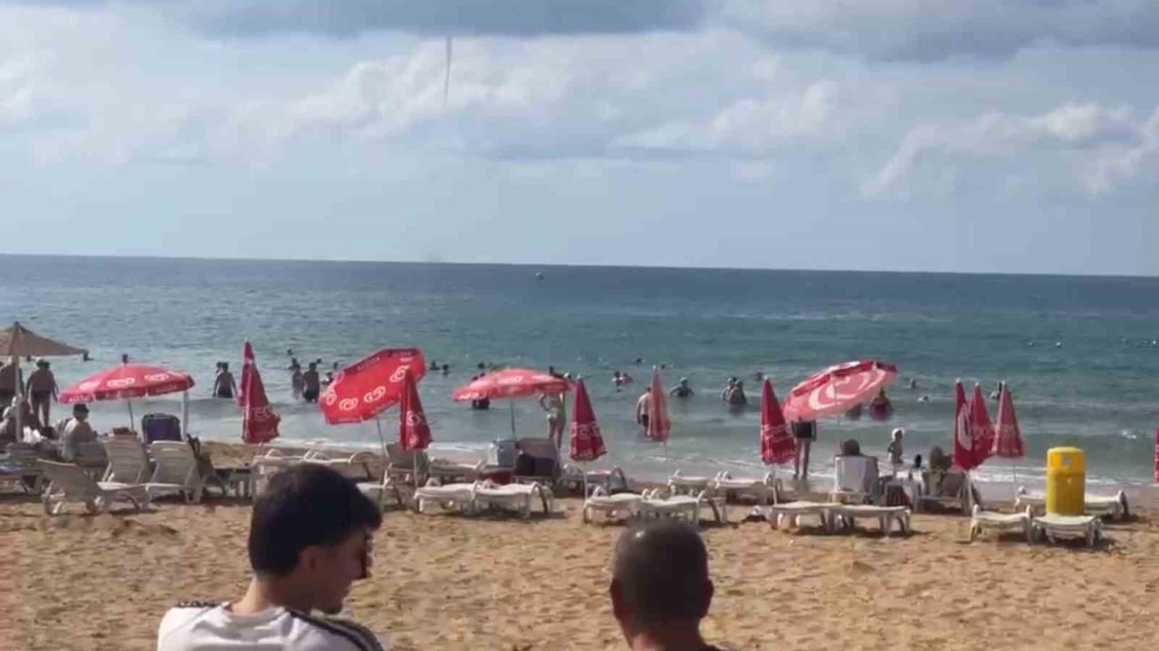 Alanya İncekum açıklarında deniz üzerinde hortum oluştu