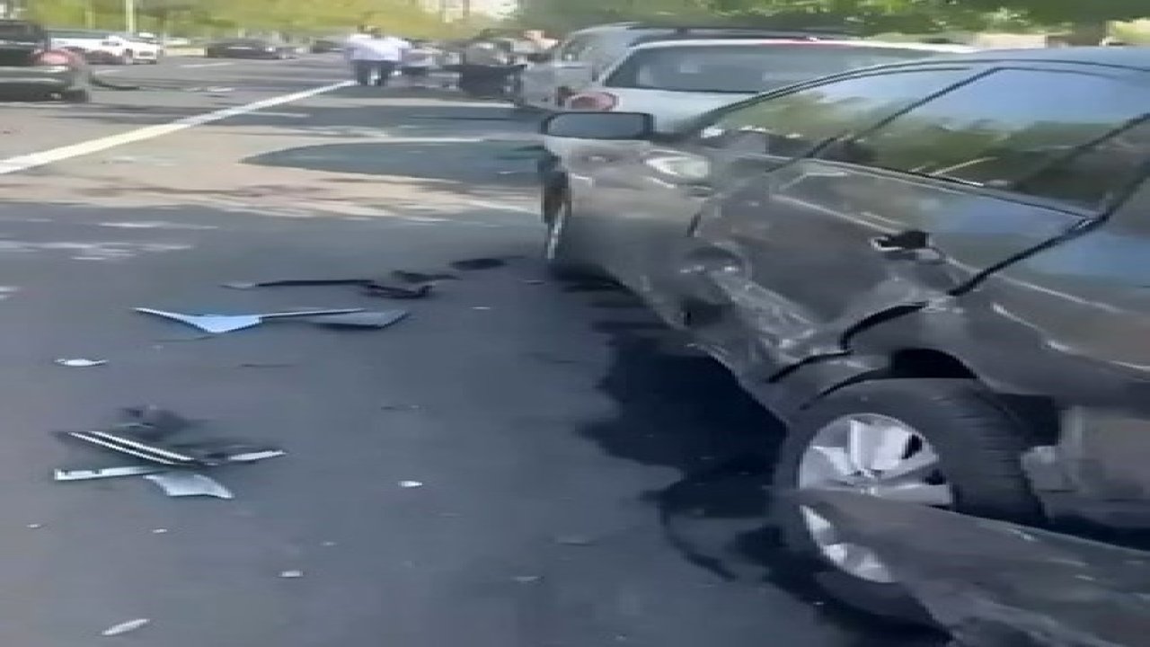 Diyarbakır’da seyir halindeki otomobil park halindeki 4 araca çarptı