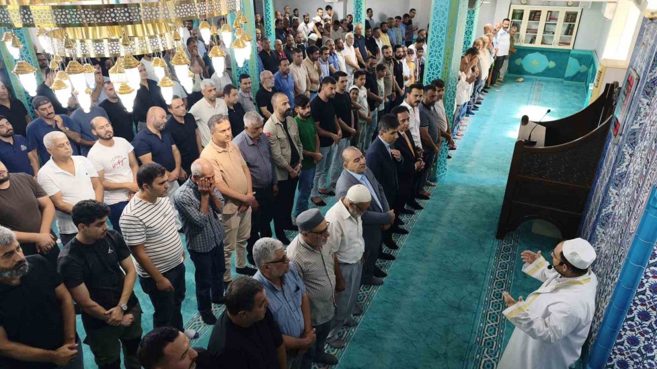 Tatil dönüşü yolculuk yaptıkları geminin batmasıyla kaybolan 6 ve 12 yaşındaki kardeşler için gıyabi cenaze namazı kılındu