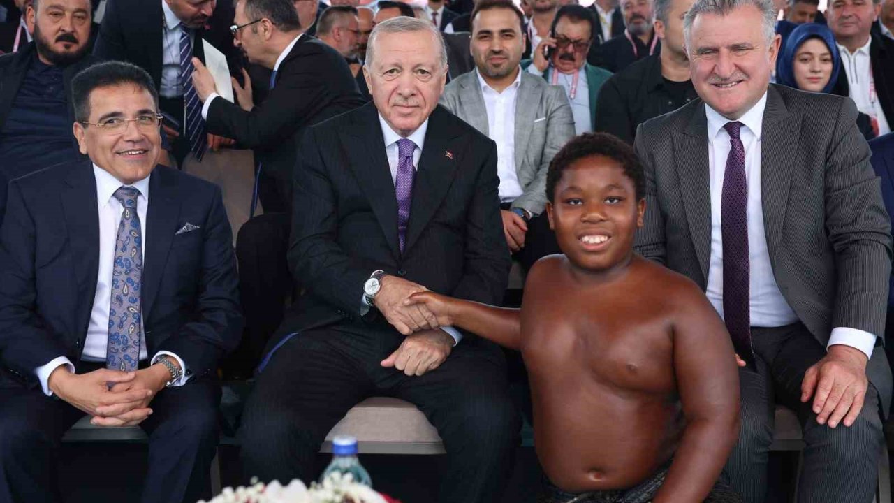 Cumhurbaşkanı Erdoğan’ın sohbet ettiği Tanzanyalı minik güreşçi, o anları anlattı
