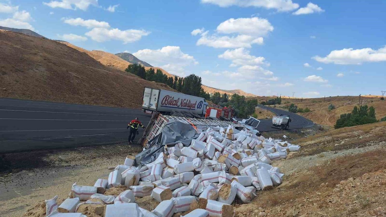 Bingöl’de saman yüklü tır devrildi: 1 yaralı