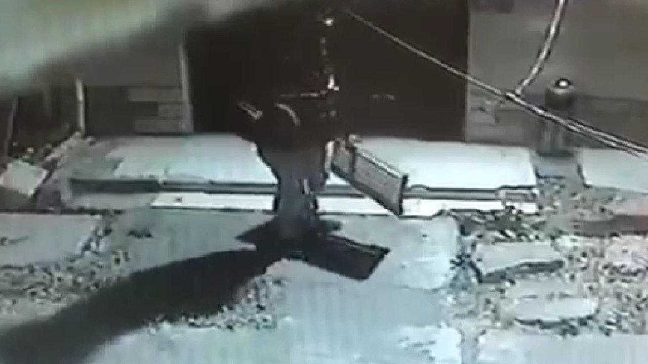 Karabük’te demir mazgal hırsızlığı kamerada