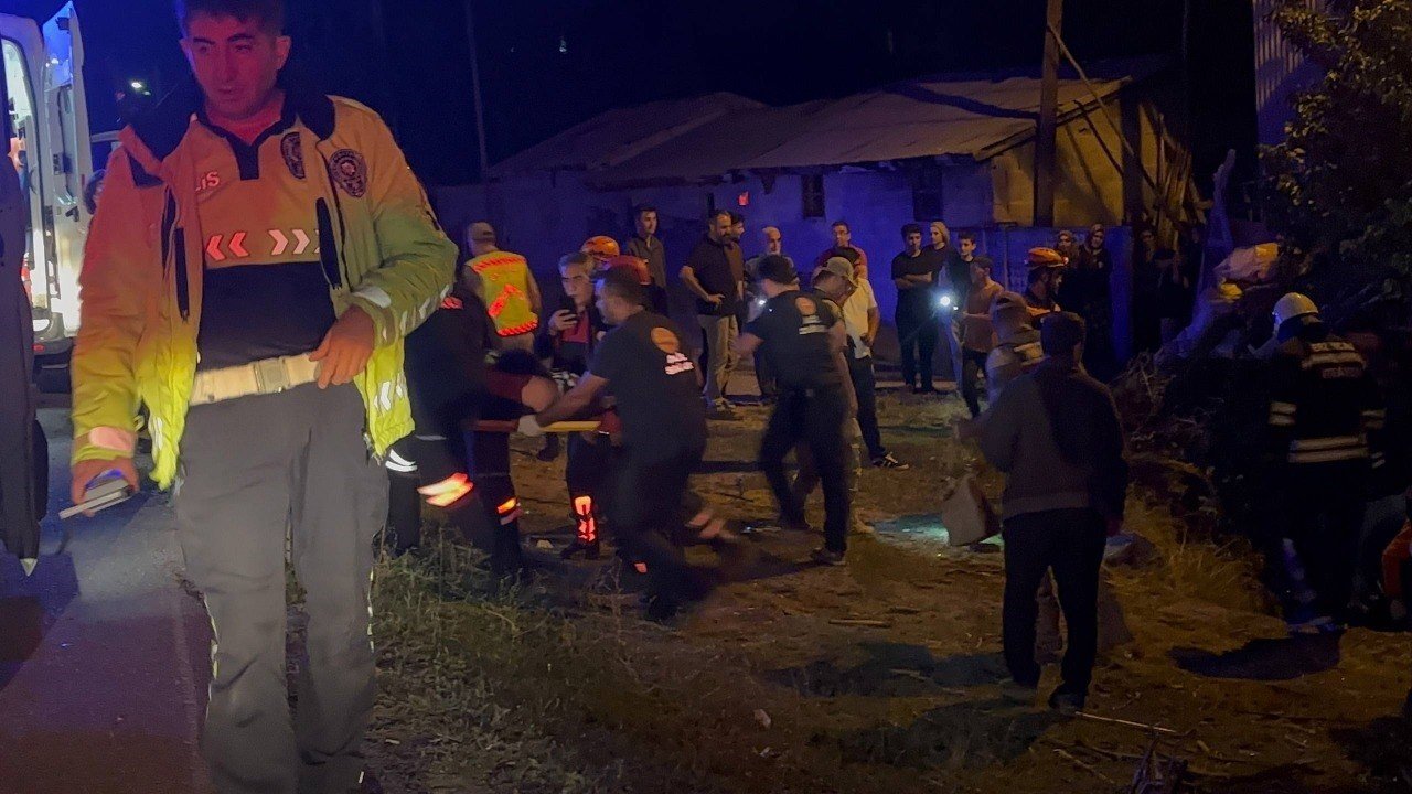 Erzincan’da otomobilin takla attığı kazada karı-koca yaralandı