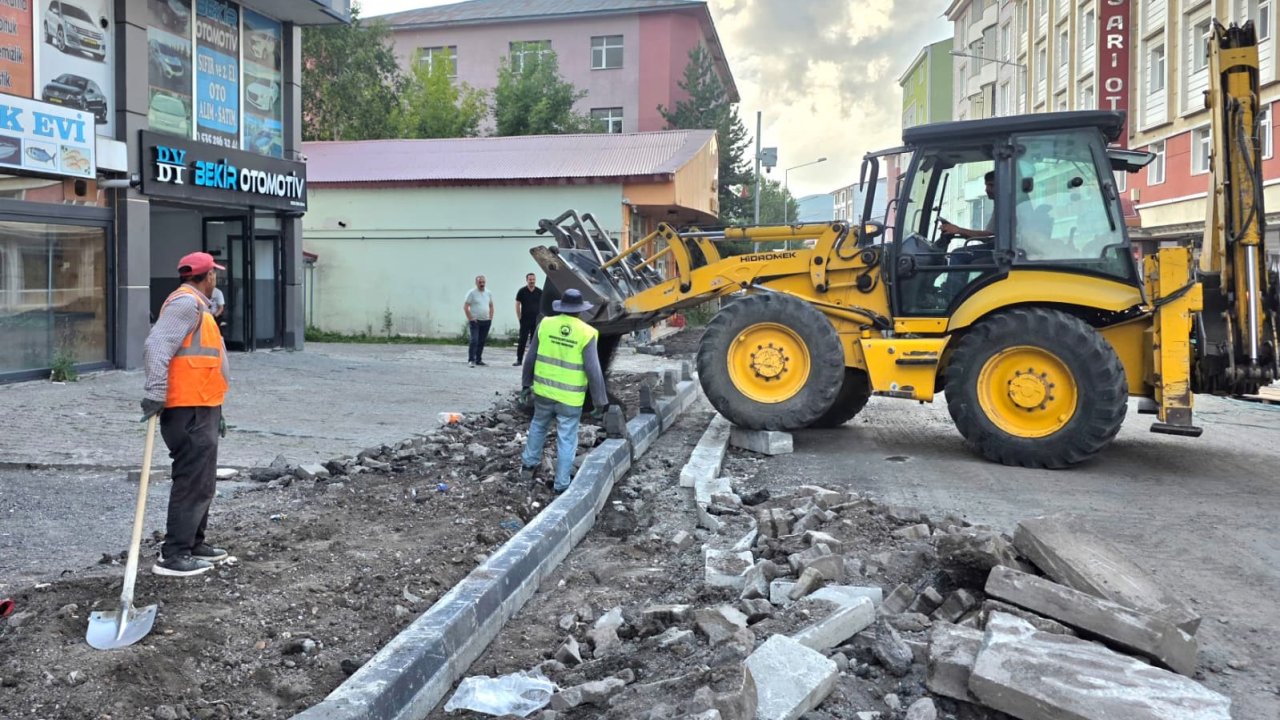 Ardahan Belediyenin kaldırım yenileme çalışmaları devam ediyor