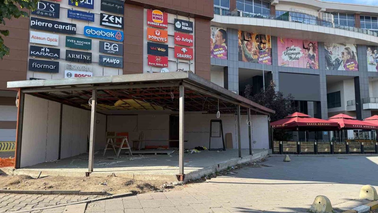 MNG AVM önünde kaldırım işgali "Gecekondu gibi dükkan" tepki çekiyor