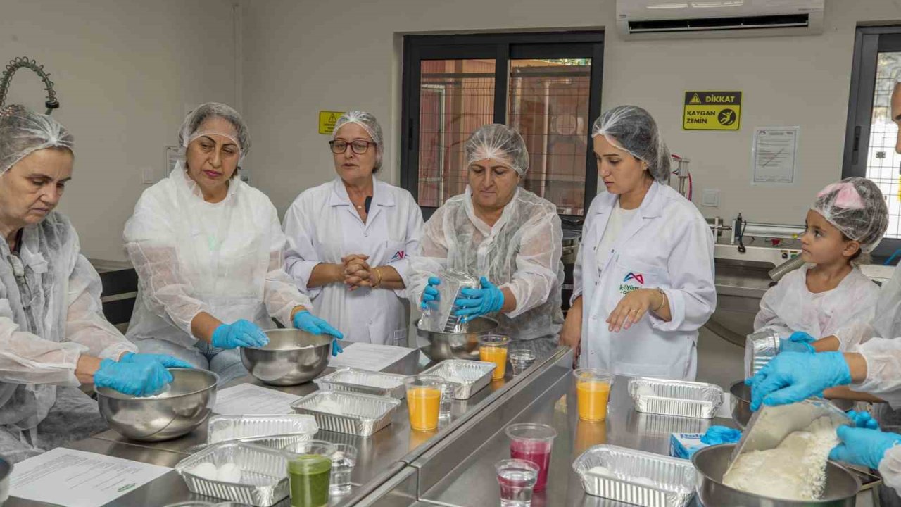 Mersin’de doğal özlerle 3 renkli erişte yaptılar