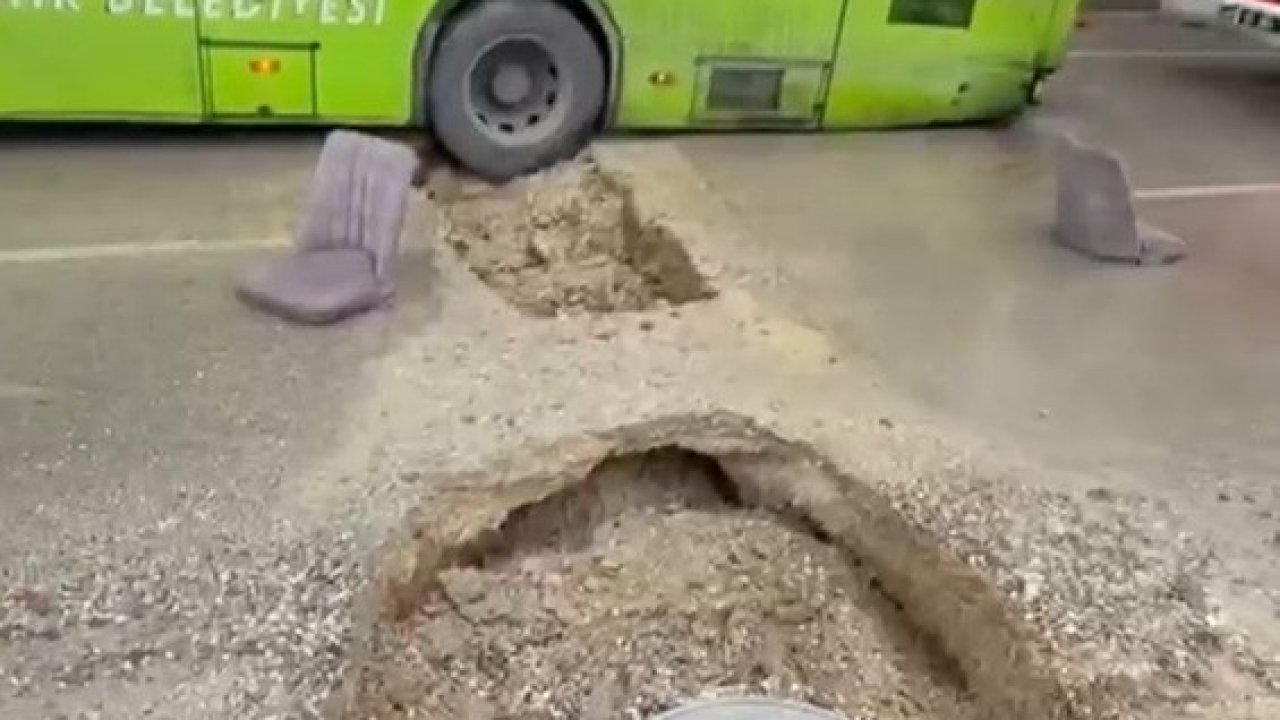 Adana’da belediye otobüsü yağış sonrası oluşan çukura düştü
