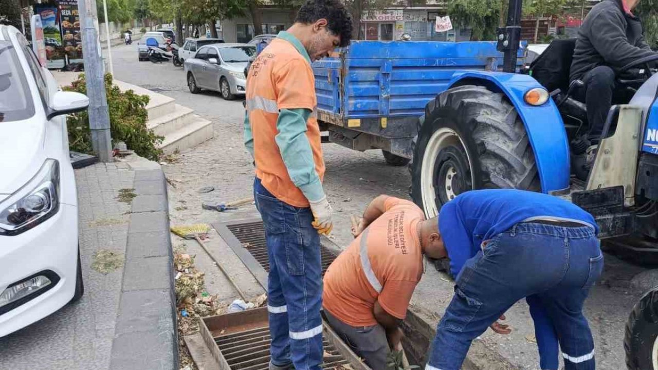 Ayvalık’ta mazgal ve yağmur suyu kanallarında büyük temizlik