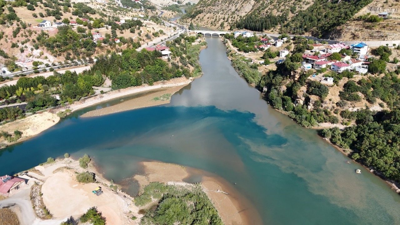 Tunceli’de iki nehir, yağış sonrası iki farklı renge büründü