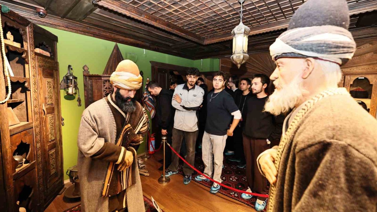 Yeni üniversiteliler Manisa’nın tarihi ve kültürel zenginliklerini keşfetti