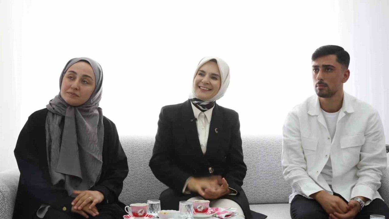 Bakan Göktaş, evlilik kredisinden yararlanan yeni evli çiftin ilk misafiri oldu