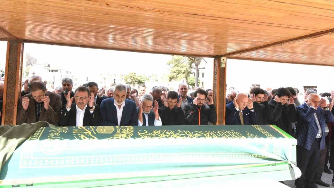 Palandöken Belediyesi eski başkanı Orhan Bulutlar’ın acı günü: Kız Kardeşi Edibe Avcı son yolculuğuna uğurlandı