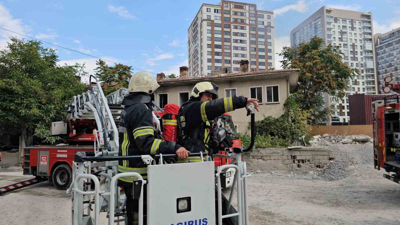 Metruk evin çatısında çıkan yangını itfaiye söndürdü