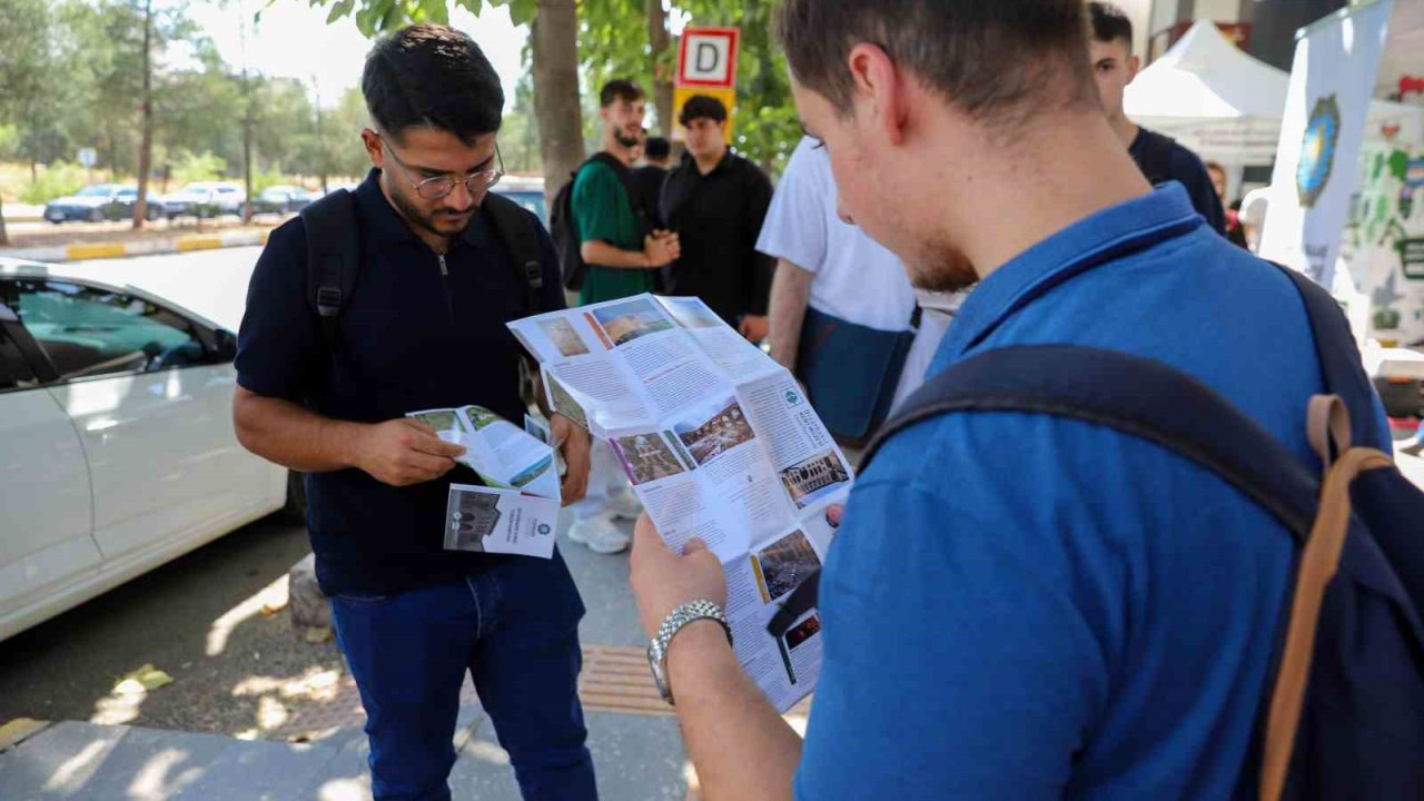 Diyarbakır’da üniversite öğrencileri ‘Hoş geldin’ standında karşılanıyor
