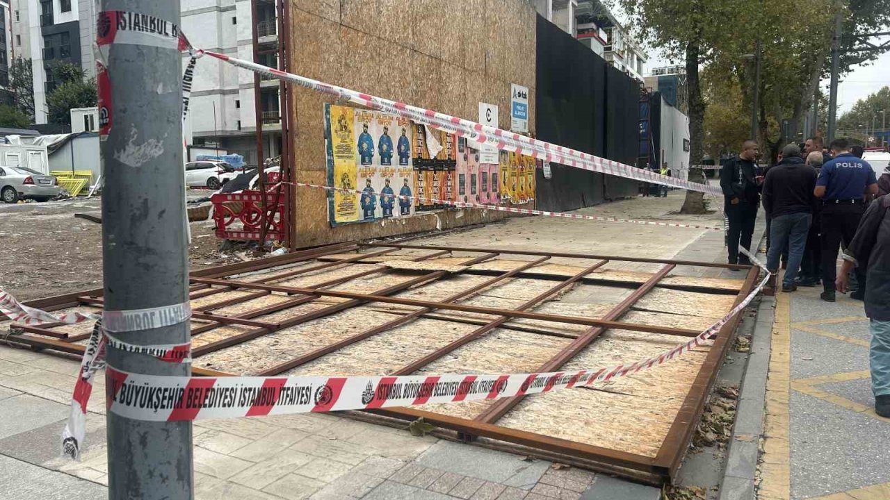 Kadıköy’de inşaatın dış koruma kaplaması vatandaşların üzerine düştü: 2 yaralı