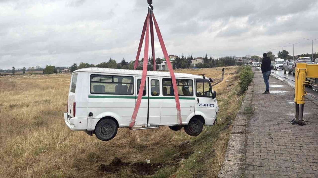 Kazaya karışan minibüs tarlaya uçtu, 1 kişi yaralandı