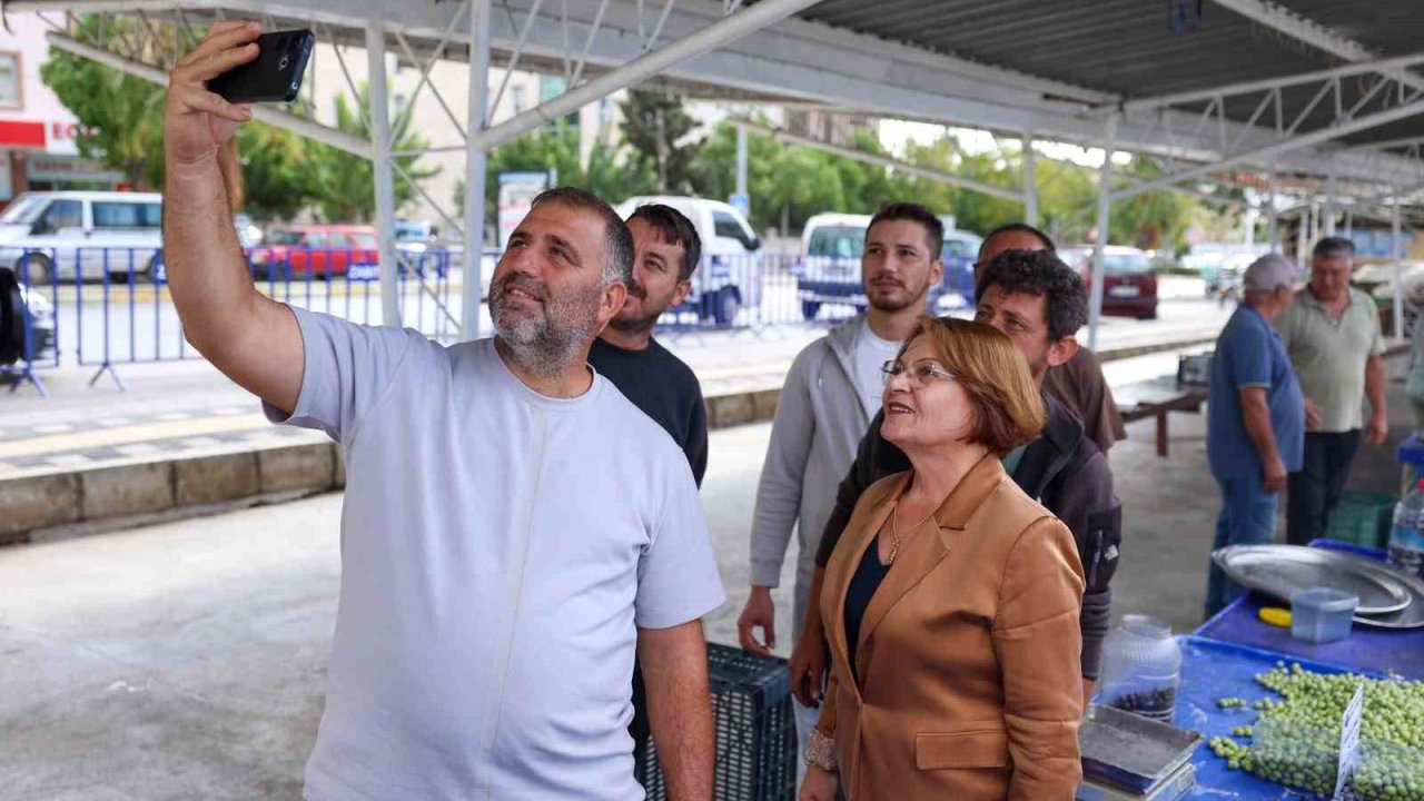 Başkan Gençay, zeytin pazarında üreticilerle buluştu
