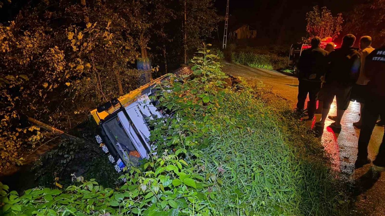 Artvin’de kamyon dere yatağına devrildi: 1 yaralı