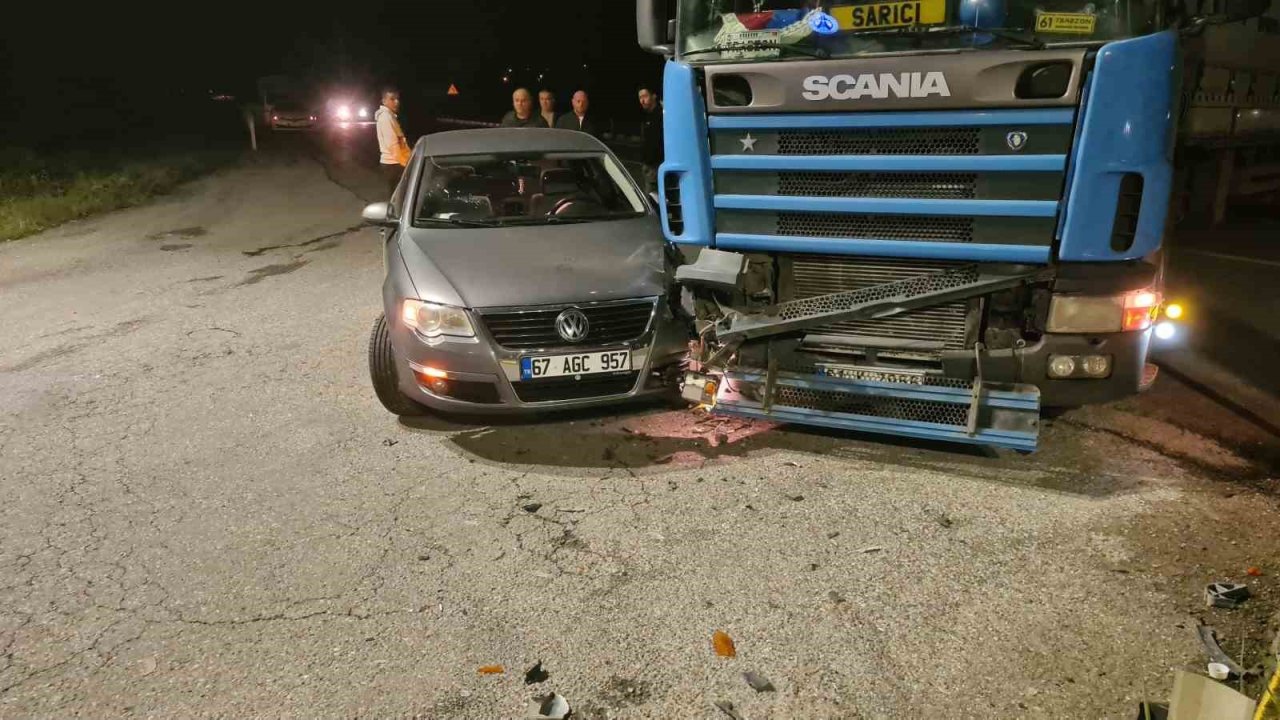 Zonguldak’ta tır ile otomobil çarpıştı