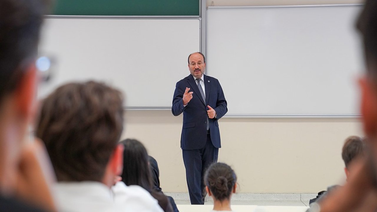 ETÜ’de 2026-2027 akademik yılının ilk dersini "Terörsüz Türkiye" temasıyla Rektör Çakmak verdi