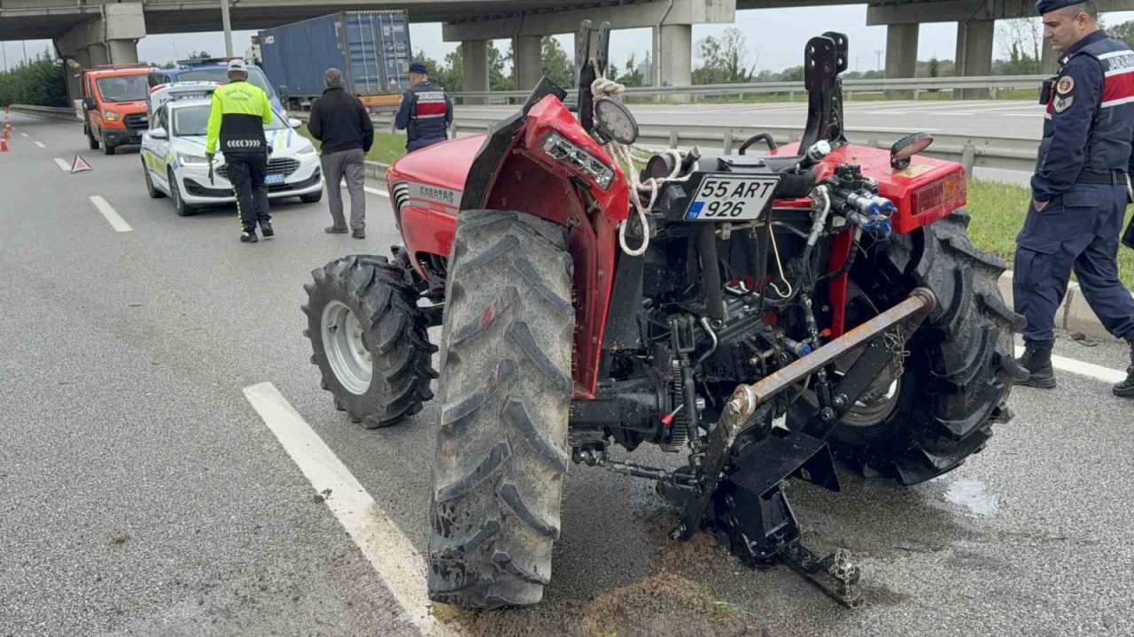 Samsun’da kamyonet traktöre çarptı: Sürücüler yaralandı