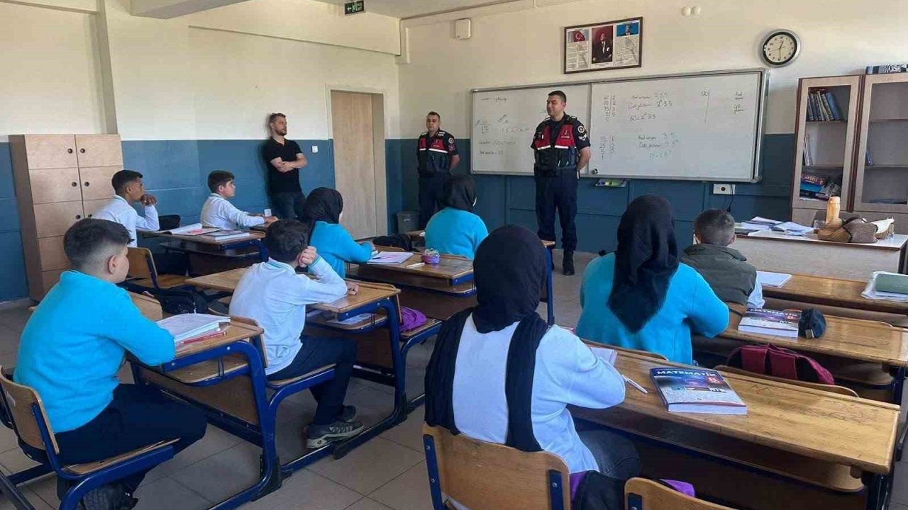 Jandarmadan 3 farklı okulda öğretmen ve öğrencilere yönelik seminer