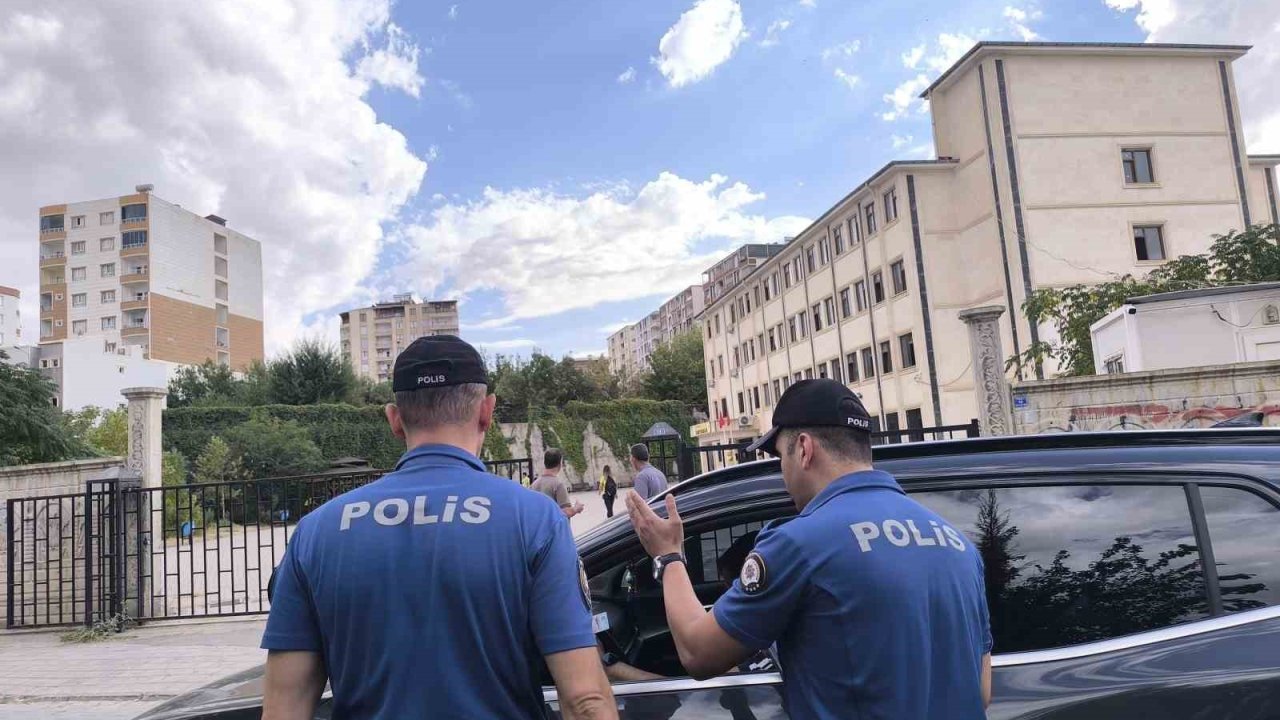 Kurtalan’da okullarda güvenlik alarmı: Polis ekipleri okulun önünden geçen araçlarda GBT sorgulaması yapıyor