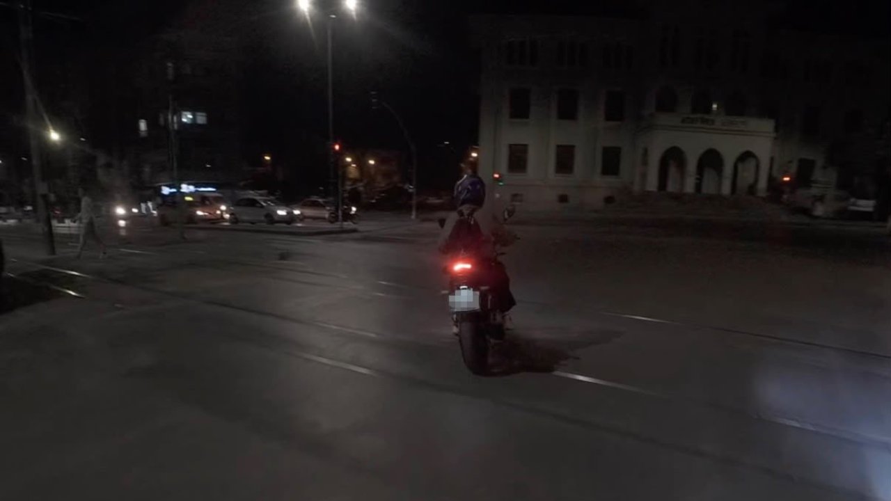 Yanlış yöne giren arkadaşını doğru yola gülerek çağırdı