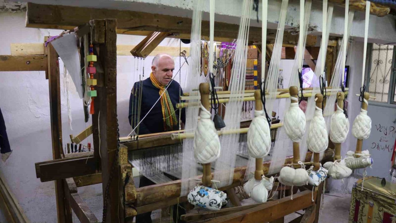 Asırlık el dokumacılığı ilmek ilmek gelecek kuşaklara aktarılıyor
