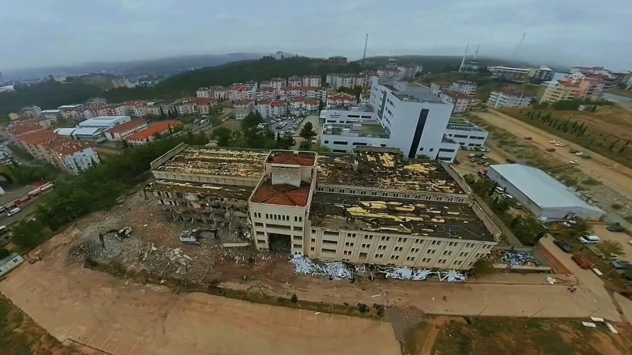 Boyabat’ta eski hastane binasının yıkımına başlandı