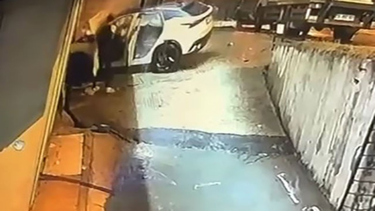 Beylikdüzü’nde feci kaza: Alev alan araçta mahsur kalan sürücüyü vatandaş kurtardı, o anlar kamerada