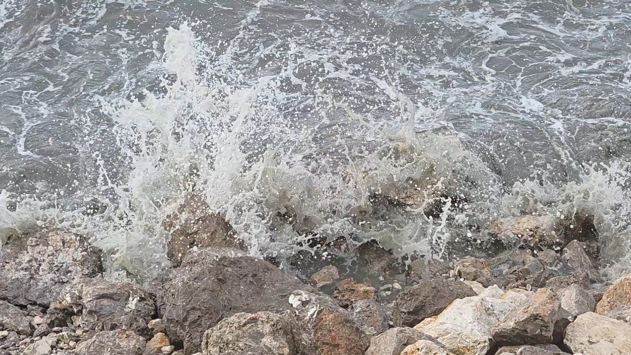 Van’da rüzgar etkili oldu: Van Gölü’nde dalgalar yükseldi, uçaklar ikinci denemede indi