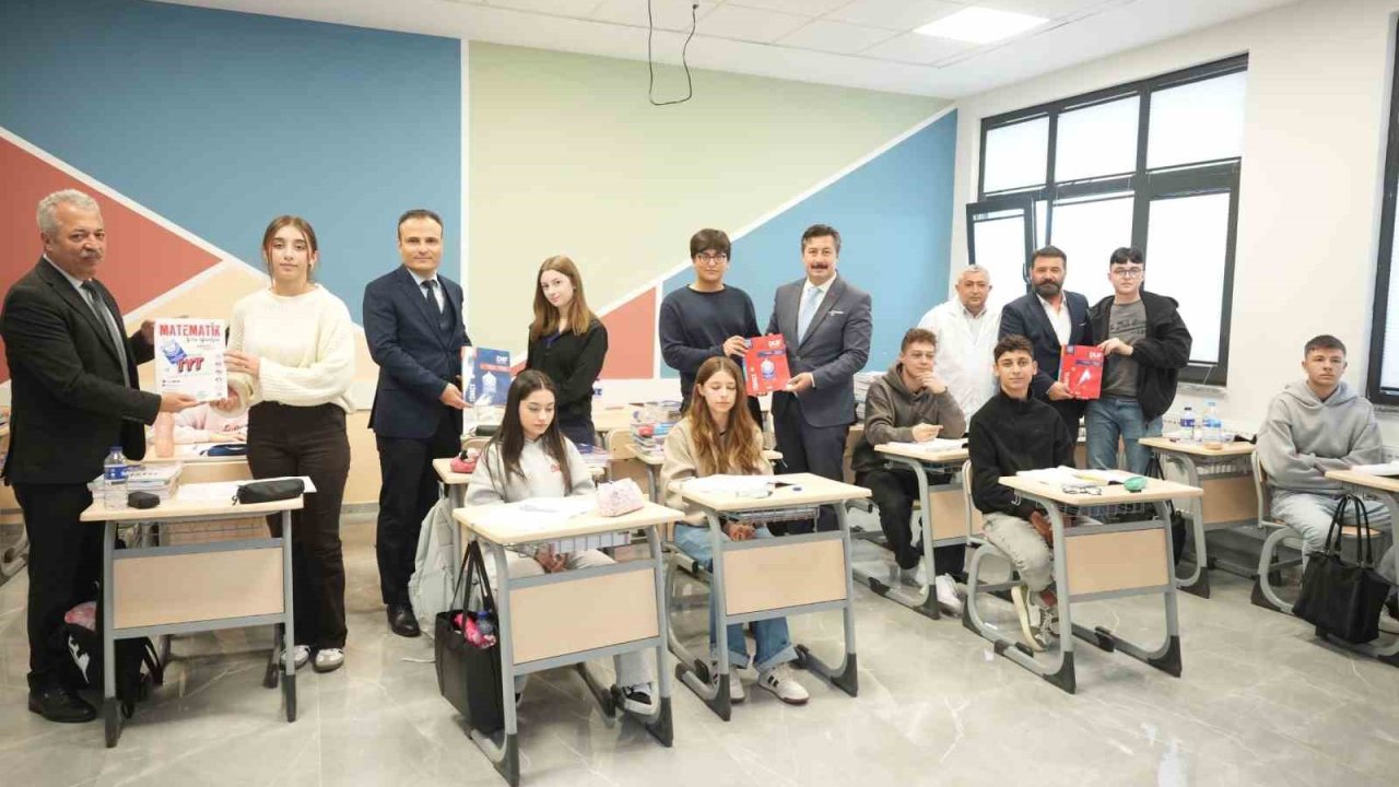 Yenişehir’de üniversite adaylarına 3 bin kitap desteği