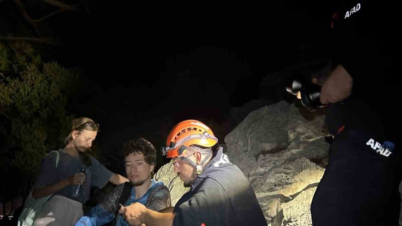 Ormanlık arazide kaybolan 2 Rus turisti AFAD ekipleri kurtardı