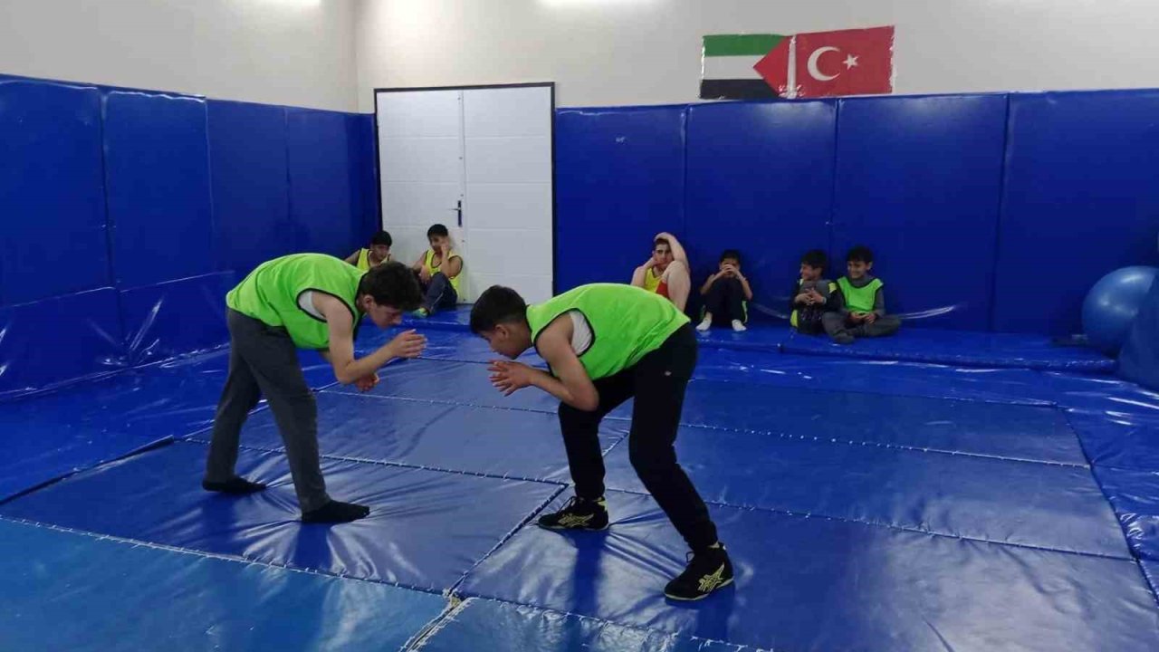 Hasköy’de genç güreşçiler minderde ter döküyor