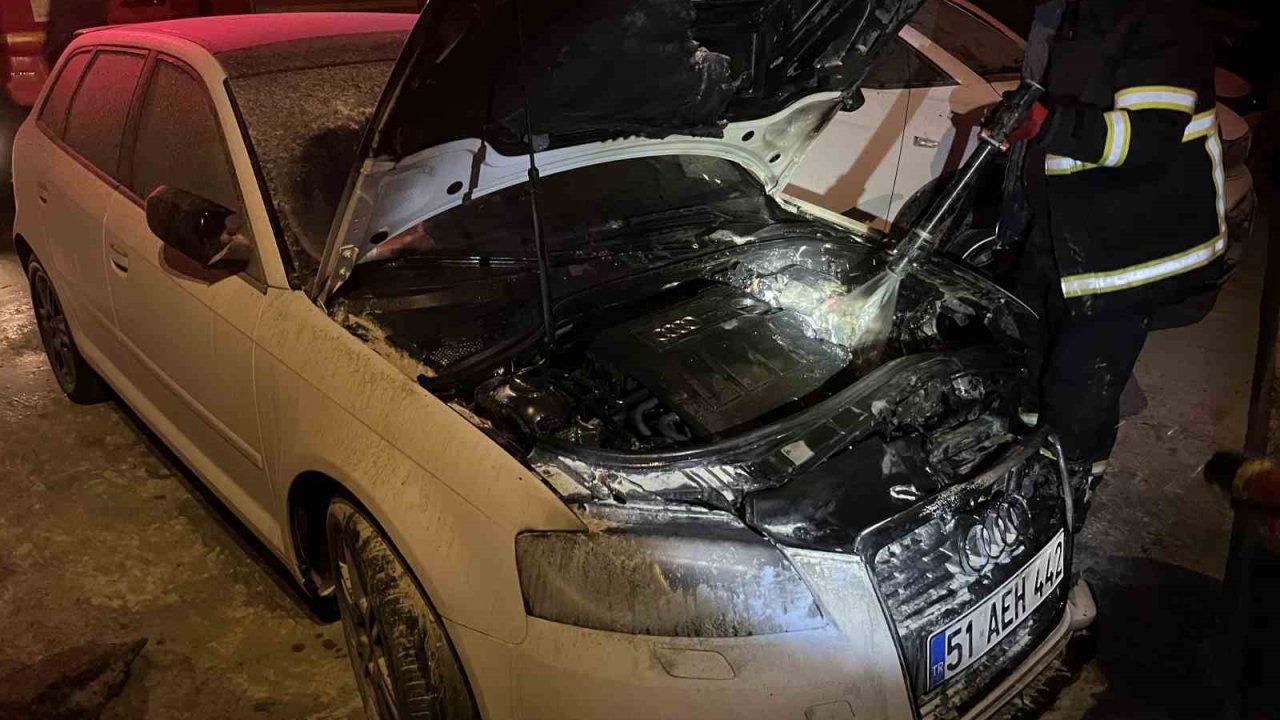 Niğde’de park halindeki otomobil yandı