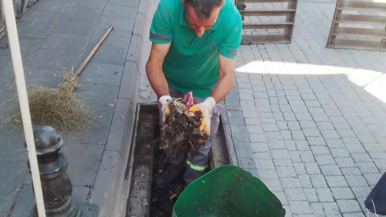 Germencik’te yağış sezonu öncesi mazgallar temizleniyor