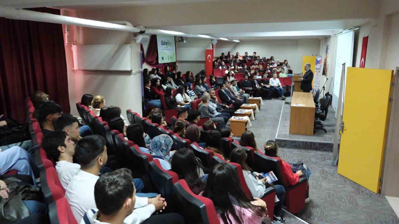Buharkent’te gençlere proje yazma ve Avrupa fırsatları anlatıldı