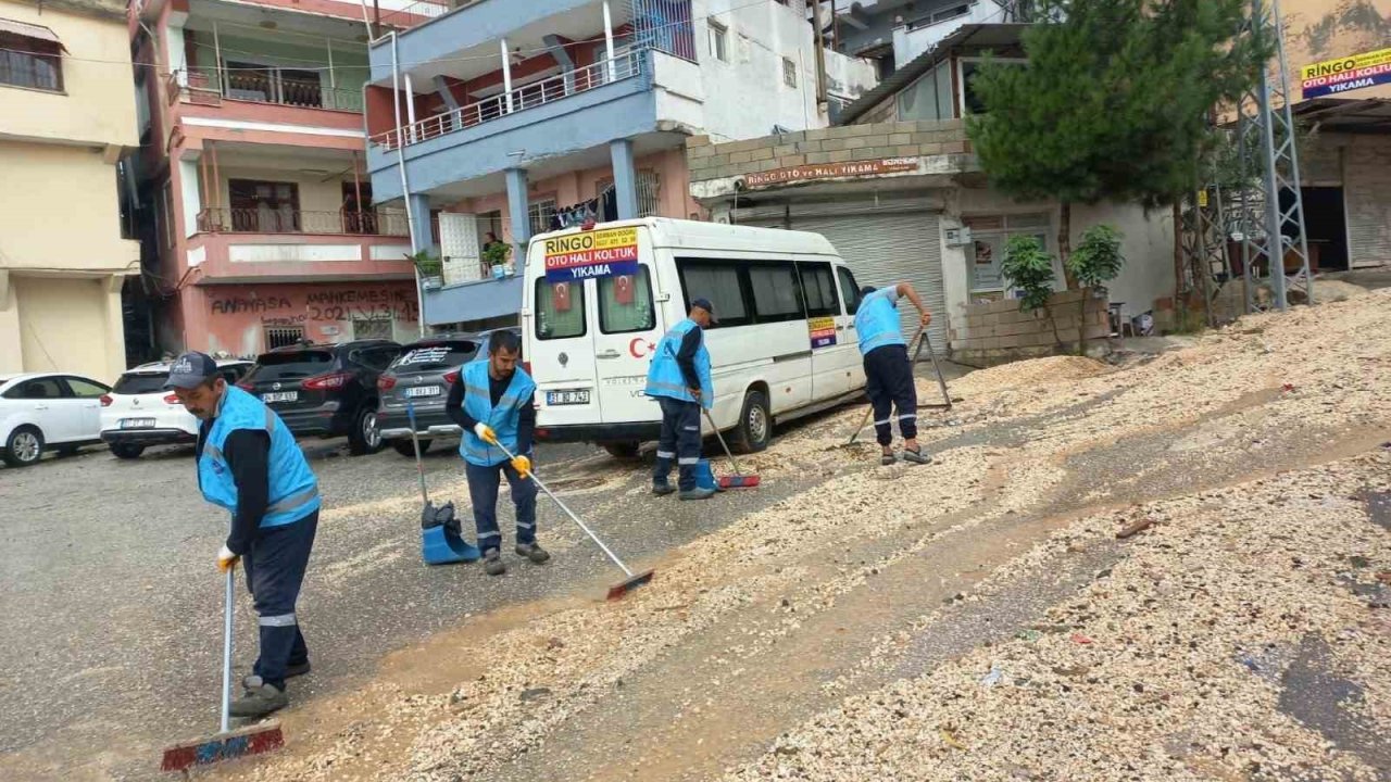 Şiddetli yağış sonrası Antakya’da temizlik ekipleri sahaya çıktı
