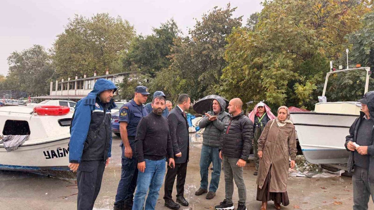 Fırtına sonrası balıkçı barınağında hasar incelemesi