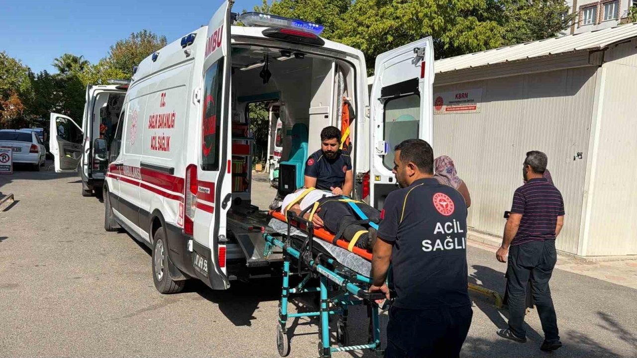 Tütün işçilerini taşıyan minibüs devrildi: 12 yaralı
