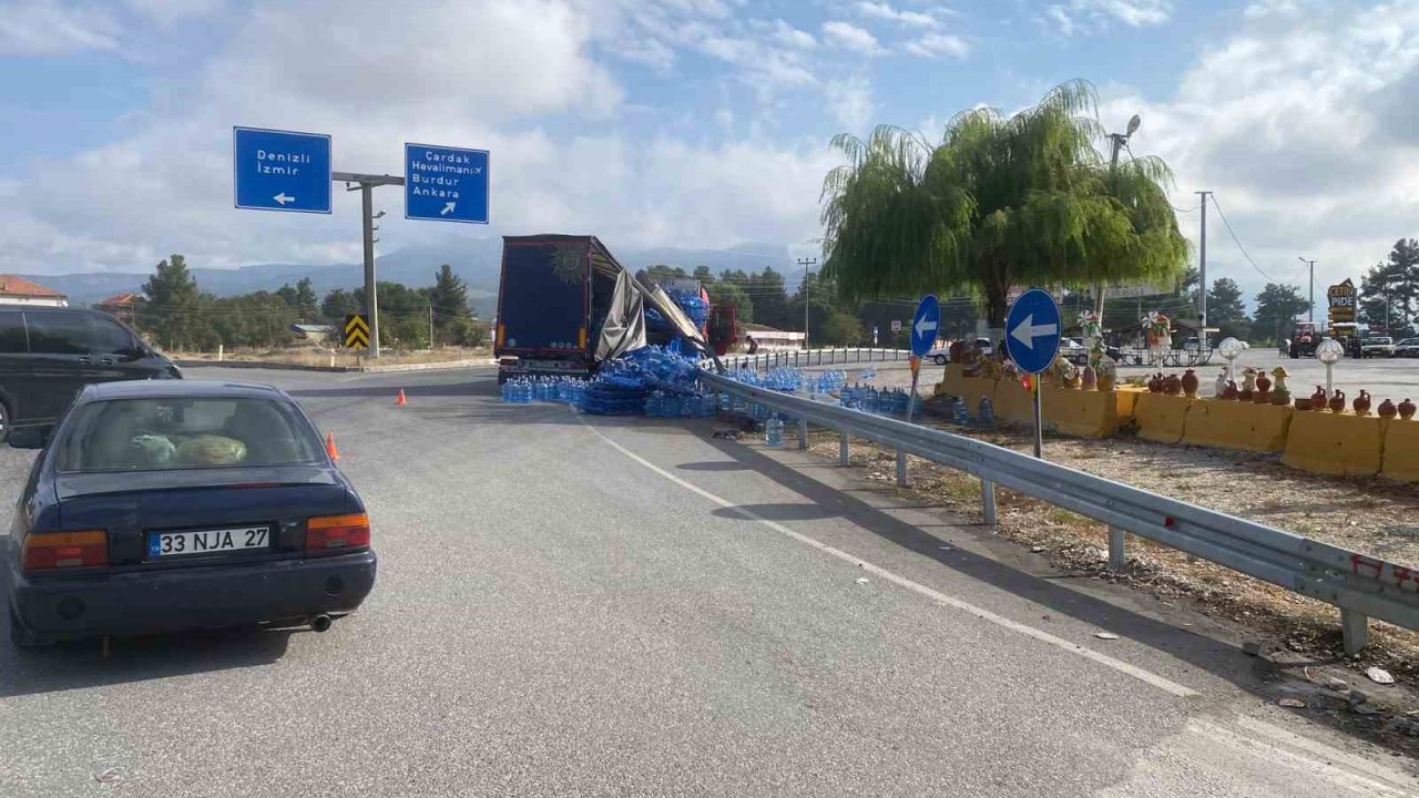 Virajı alamayan su yüklü tır devrildi