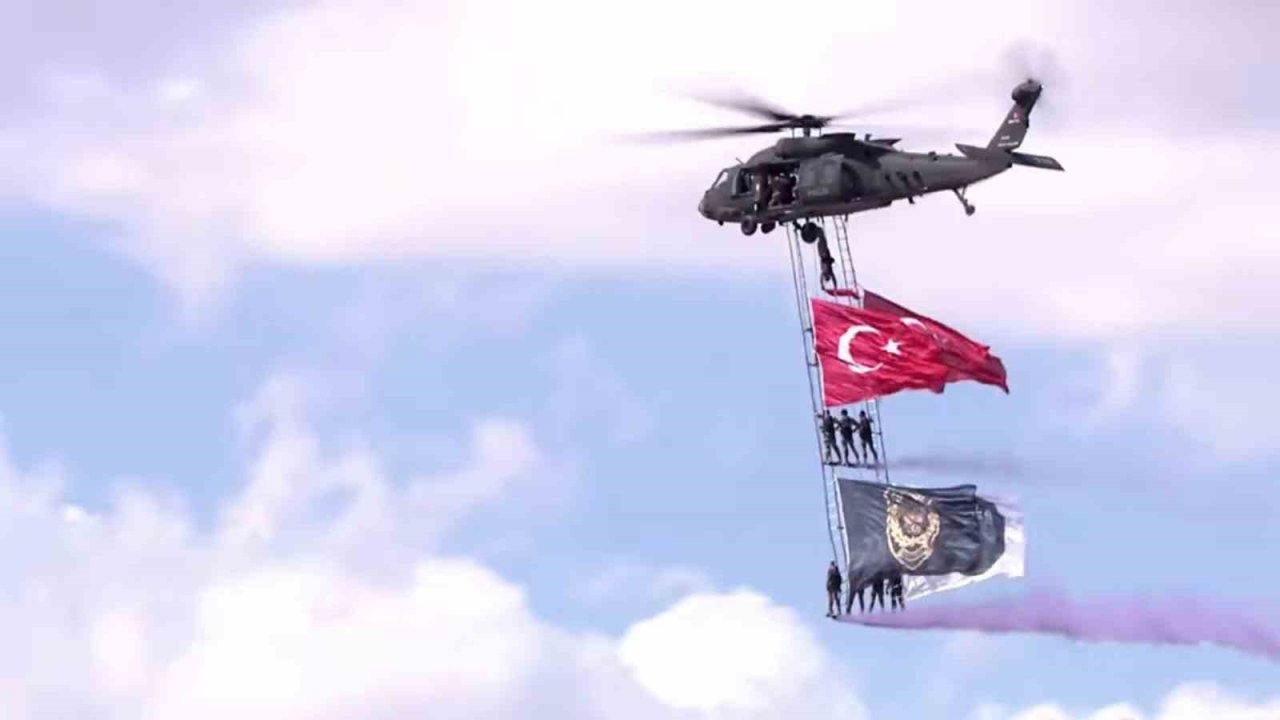Polislerin yerli helikopterle Türk bayraklı şovu hayran bıraktı