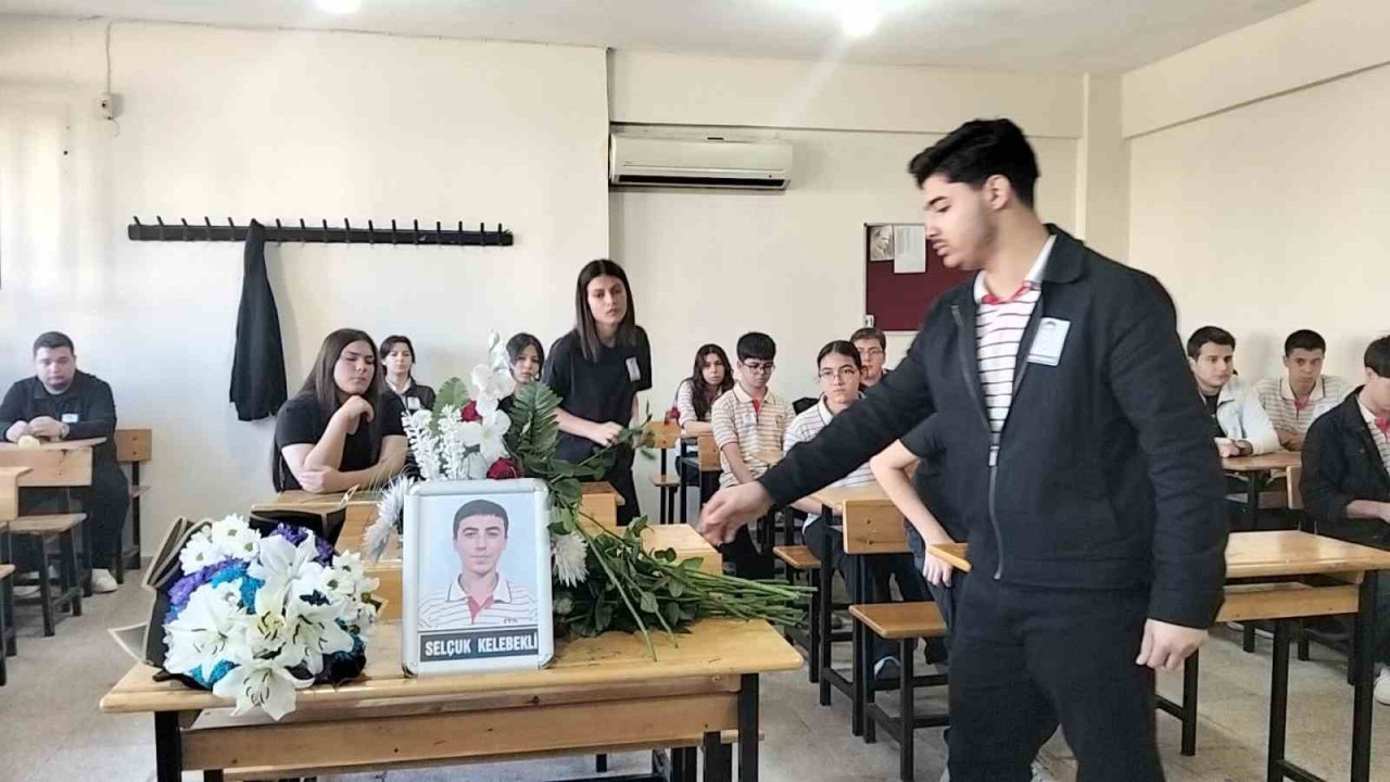 Kazada hayatını kaybeden Selçuk’un sırasına arkadaşları çiçek bıraktı