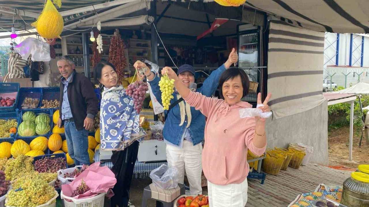 Venezüellalı turistler Sarıgöl üzümlerine hayran kaldı